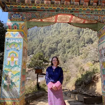 Studentin Universität Liechtenstein vor Tempel in Buthan