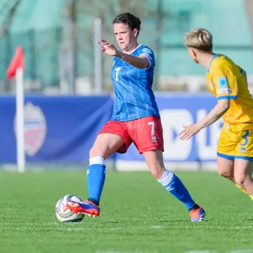 Frauenfussball Spielszene mit Spielerin aus Liechtenstein im Angriff während internationalem Match