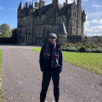 Student der Universität Liechtenstein vor historischem Schloss während Auslandsaufenthalt in Irland