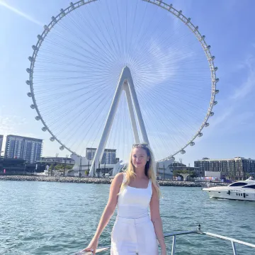Studentin der Universität Liechtenstein vor Riesenrad an der Küste während Auslandsaufenthalt