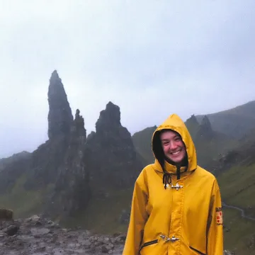 Studentin der Universität Liechtenstein vor nebliger Berglandschaft während Auslandsaufenthalt
