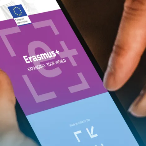 Handy mit aufgerufener Erasmus App