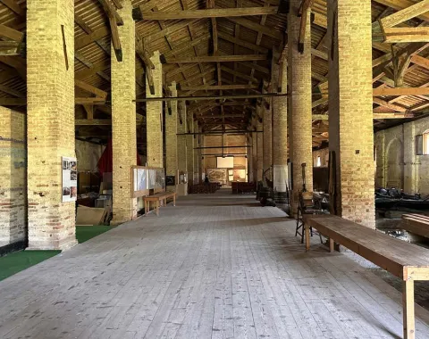 Grosse Halle mit Sichtdachstuhl