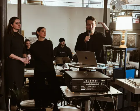 Drei Vortragende in einem Architekturatelier