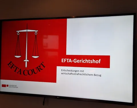 Bild eines Bildschirms mit der Präsentation des EFTA-Gerichtshofs. Links das Logo mit Waage und Schriftzug "EFTA Court". Rechts der Text: "EFTA-Gerichtshof - Entscheidungen mit wirtschaftsstrafrechtlichem Bezug".