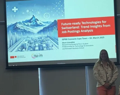Eine Person steht vor einer Präsentationsfolie mit dem Titel "Future-ready Technologies for Switzerland: Trend Insights from Job Postings Analysis". Die Folie zeigt ein futuristisches Bild von Bergen und einer Stadt. Die Präsentation fand am 18. März 2025 in Kapstadt statt.