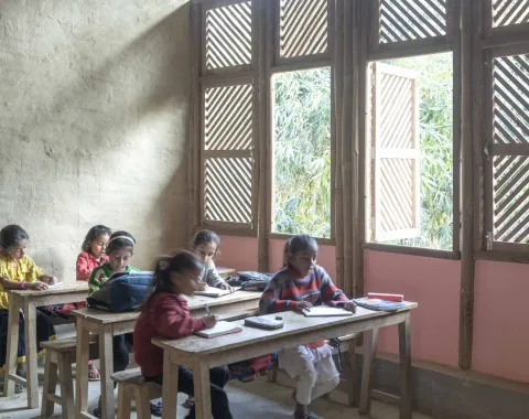 ern und arbeiten konzentriert. Die Architektur des Raumes ist nachhaltig gestaltet, mit natürlichen Materialien und viel Tageslicht.