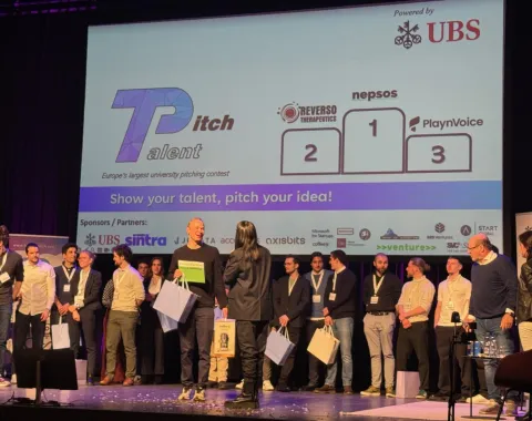 Eine Gruppe von Menschen steht auf einer Bühne beim Talent Pitch Switzerland im Volkshaus Zürich. Im Hintergrund ist eine Leinwand mit den Logos der Gewinner-Start-ups Reverso Therapeutics, Nepsos und PlaynVoice zu sehen. Die Veranstaltung wird von UBS gesponsert.