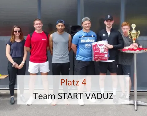 Gruppe von sechs Personen steht nebeneinander vor einer Wand. Eine Person hält einen Pokal. Text im Bild: "Platz 4 Team START VADUZ".
