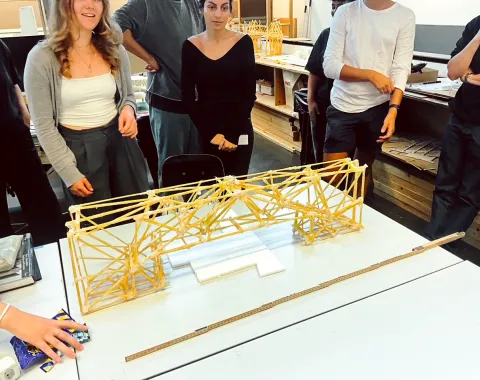 Studierende bauen eine Brücke aus Spaghettinudeln
