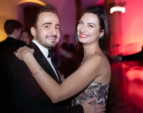 Paar-tanzt-laechelnd-Uniball-Liechtenstein