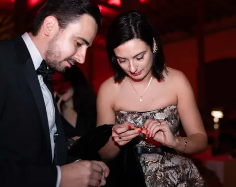 Gäste-betrachten-Gegenstand-Uniball-Liechtenstein