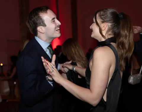 Tanzendes-Paar-lachend-Uniball-Liechtenstein