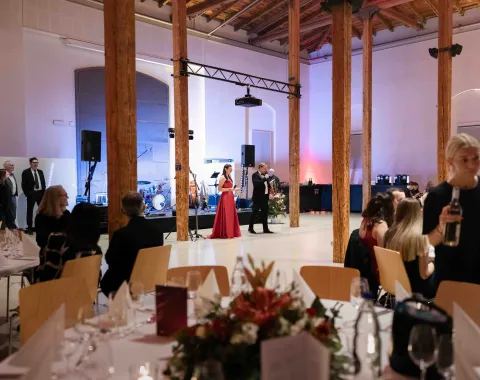 Bühnenmoderation-Ball-Veranstaltung-Universität-Liechtenstein