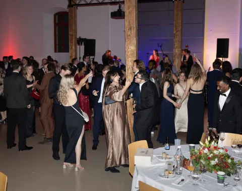 Tanzende-Gruppe-Uniball-Liechtenstein