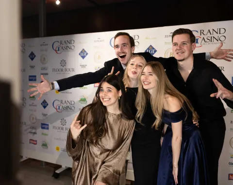 Junge-Gäste-Sponsorenwand-Universitätsball-Liechtenstein