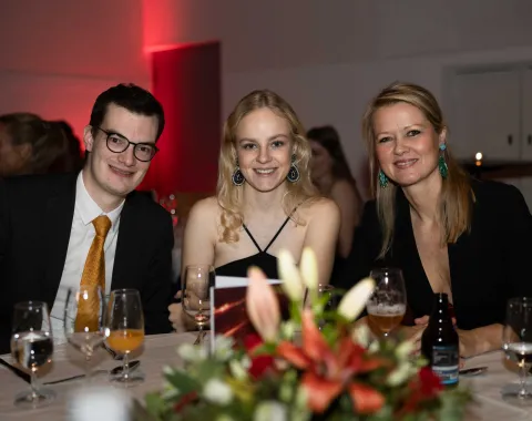 Drei-Gaeste-am-Tisch-Uniball-Uni-Liechtenstein