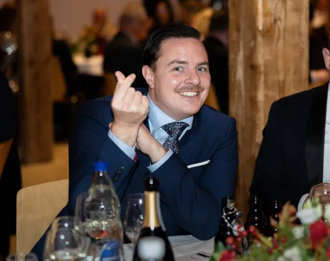 Lächelnder-Gast-Handgeste-Uniball-Uni-Liechtenstein