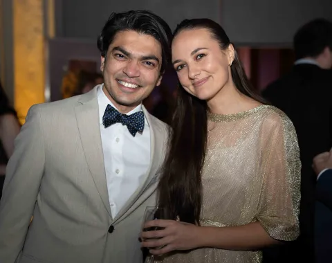 Zwei-Gaeste-posieren-Uniball-Uni-Liechtenstein