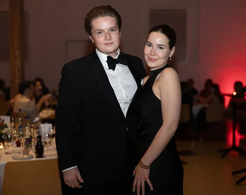 Elegantes-Paar-posiert-Uniball-Uni-Liechtenstein