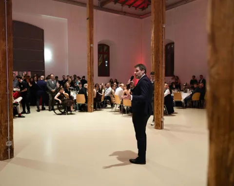 Rektor-hält-Rede-vor-Publikum-Uniball-Liechtenstein