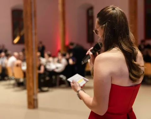 Moderatorin-rotes-Kleid-Mikrofon-Uniball-Liechtenstein