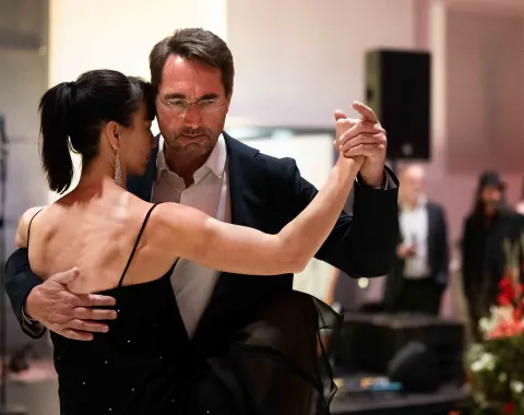 Tanzendes-Paar-Abendveranstaltung-Uniball-Liechtenstein