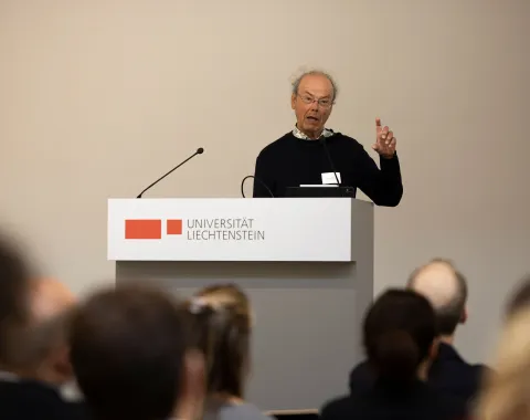 Vortragender bei einem Symposium