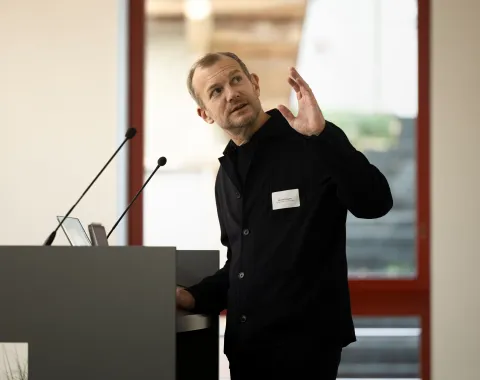 Vortragender bei einem Symposium