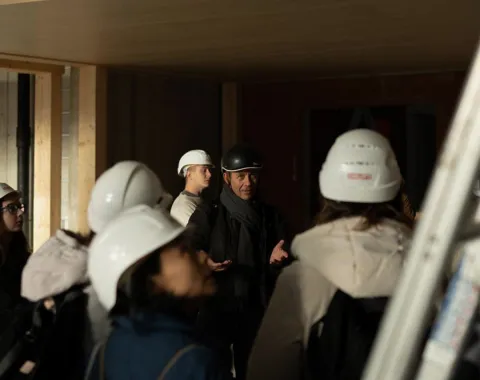 Mehrere Menschen mit Baustellenhelm