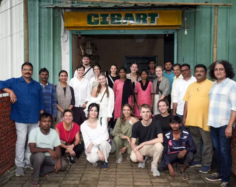 Gruppenbild junger Menschen in Indien
