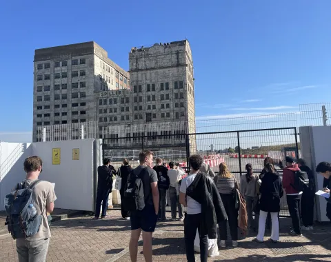 Gruppe Studierender vor einem Hochhaus