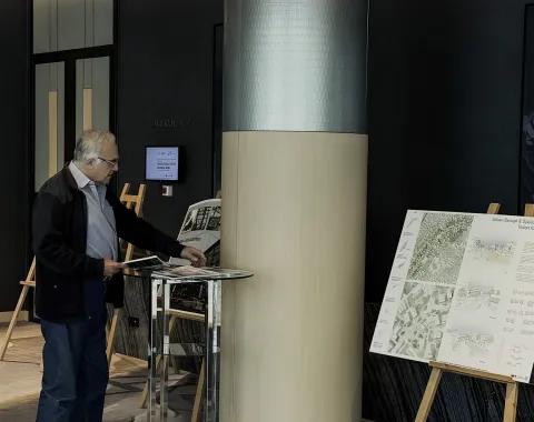 Mann schaut auf Architekturplan, der auf Staffelei steht