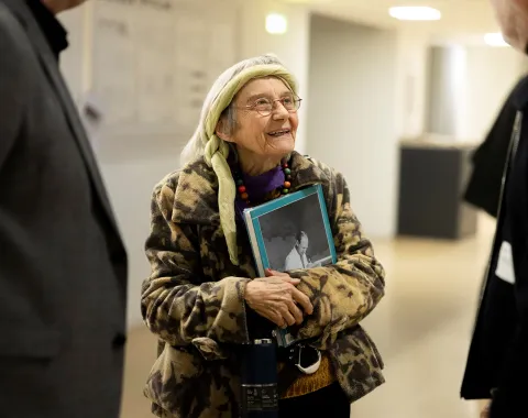 Ältere Dame mit Haarband 