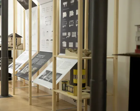 Architekturausstellung mit Holzgerüst