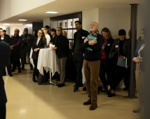 Mehrere Menschen bei einer Ausstellungseröffnung 