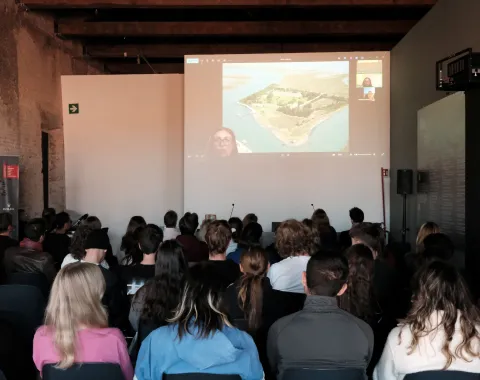 Publikum blickt auf Präsentation