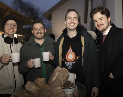 Studierende stehen zusammen im Red Pavillon.