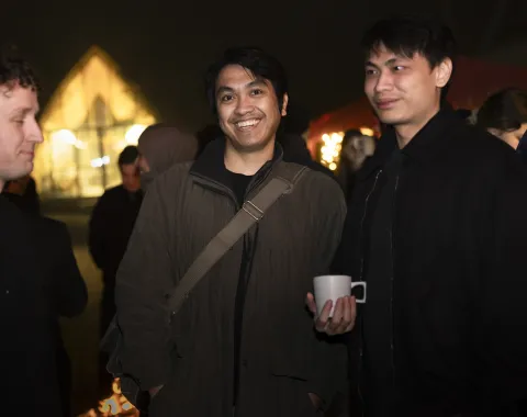 Studierende stehen zusammen im Red Pavillon.