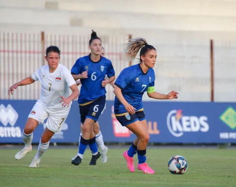 Frauenfussball Spielszene mit Spielerinnen im Zweikampf während internationalem Match