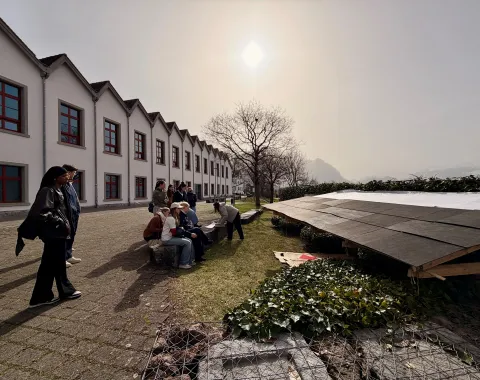 Ein Gebäude mit mehreren jungen Menschen davor