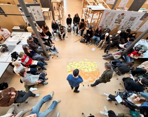 Eine Gruppe junger Menschen in einer Workshopsituation