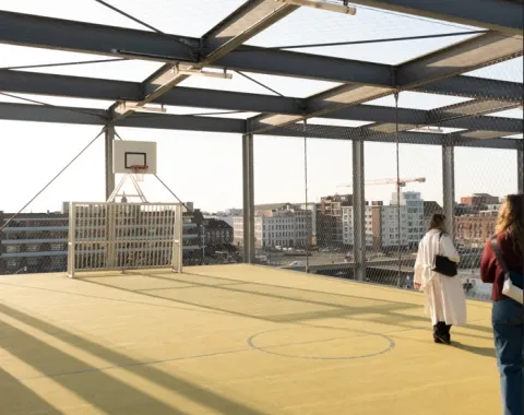 Basketballplatz auf einem Hochhaus 