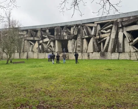 Besondere Steinkonstruktion in Portugal mit Menschen im Vordergrund