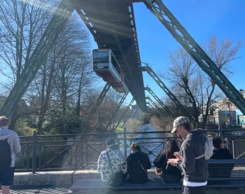 Junge Leute unter einer Hochbahn