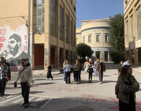 Gruppe von Studierenden in einem Stadtviertel von Athen