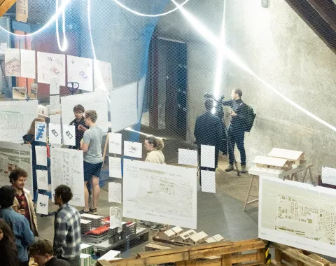 Mehrere Menschen in einer Ausstellung 