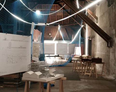 Eine Ausstellung in einem Dachgeschoss