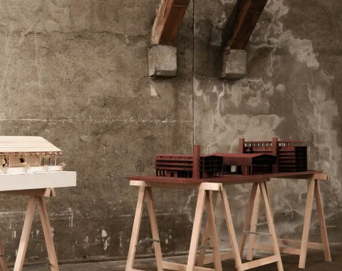 Modelle auf Holzböcken