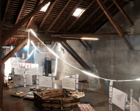 Eine Ausstellung in einem Dachgeschoss